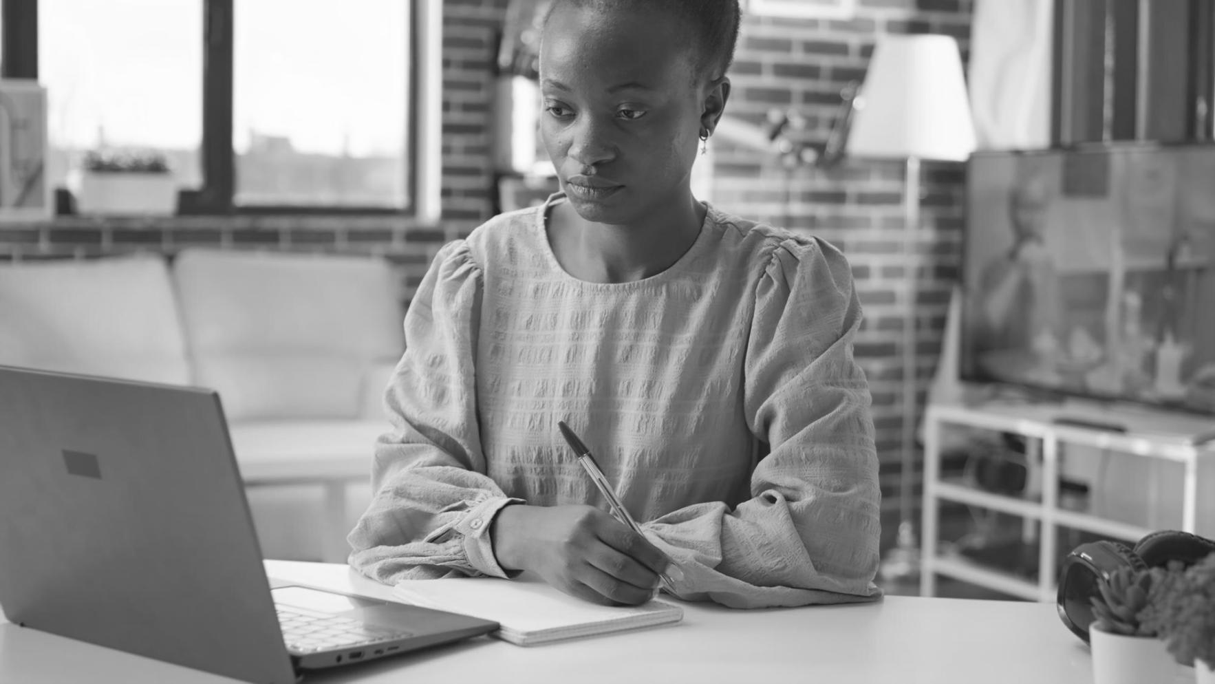 Teilnehmer bei einer moventrixa Finanzveranstaltung arbeiten gemeinsam an praktischen Beispielen