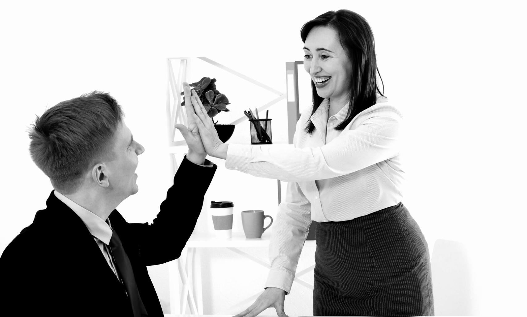 Person erstellt einen detaillierten Haushaltsplan am Laptop